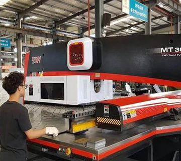 Técnico Operando Punzón CNC